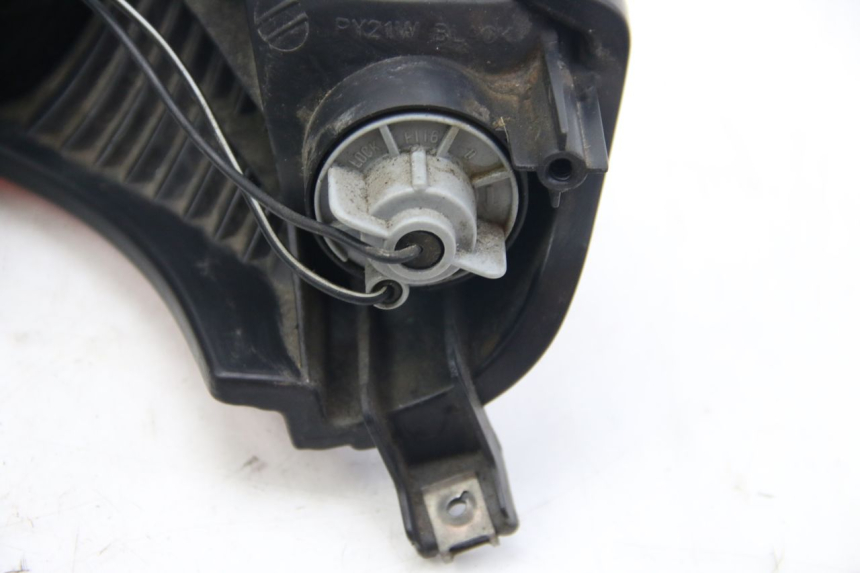 photo de Luz traseira SUZUKI SIXTEEN 125 (2008 - 2010) - Pontos de fixação