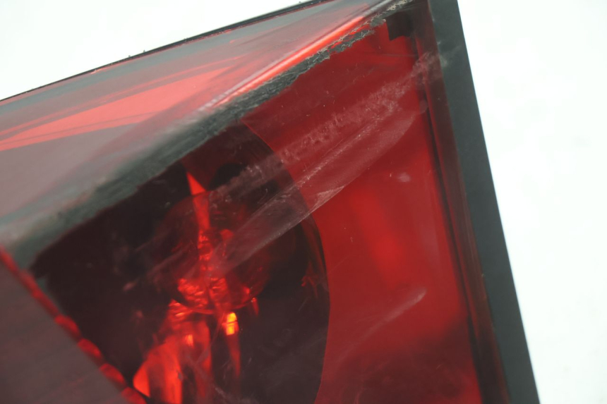 photo de LUZ TRASEIRA CAN-AM SPYDER RS 1000 (2008 - 2012) - Ampliação técnica