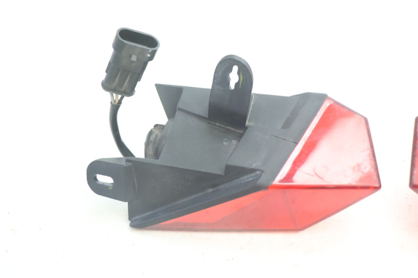 photo de LUZ TRASEIRA CAN-AM SPYDER RS 1000 (2008 - 2012) - Marcações e referências