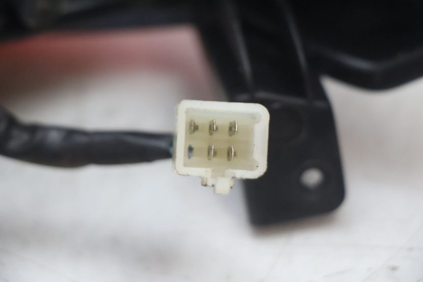 photo de LUZ TRASEIRA PEUGEOT STREETZONE NAKED 2T 50 (2014 - 2018) - Pontos de fixação