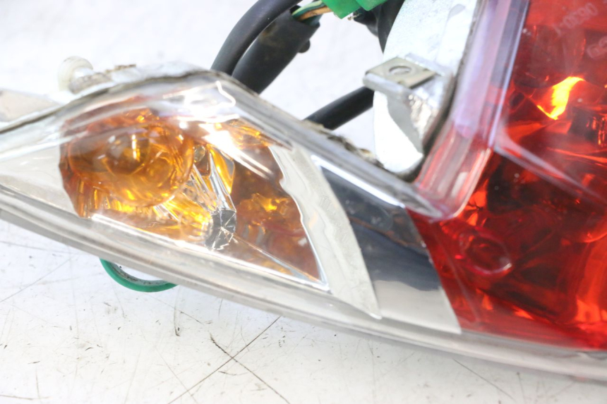 photo de LUZ TRASEIRA KYMCO SUPER 8 2T 50 (2007 - 2013) - Detalhes característicos