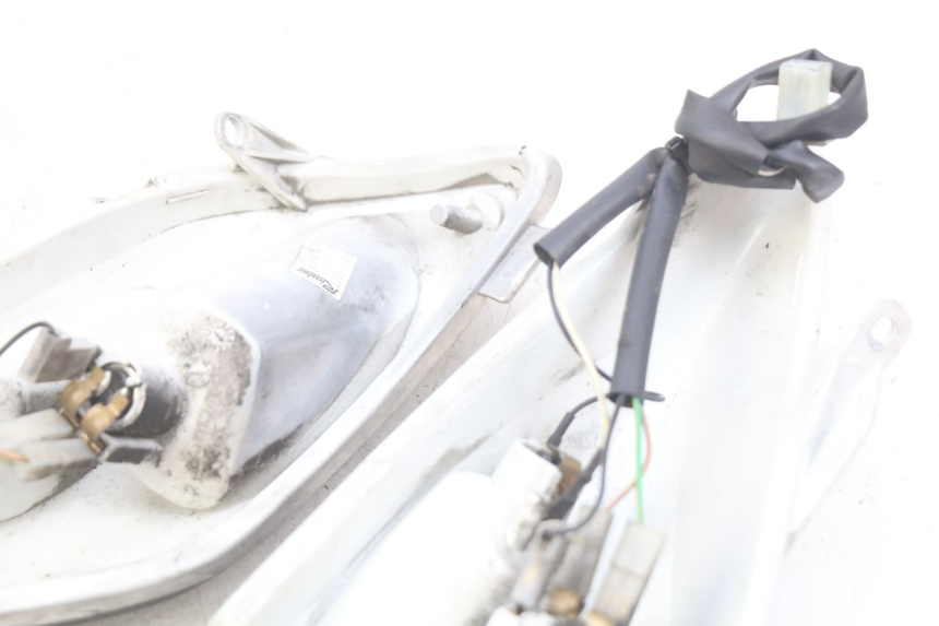 photo de Luz traseira YAMAHA XMAX X-MAX 125 (2006 - 2009) - Pontos de fixação