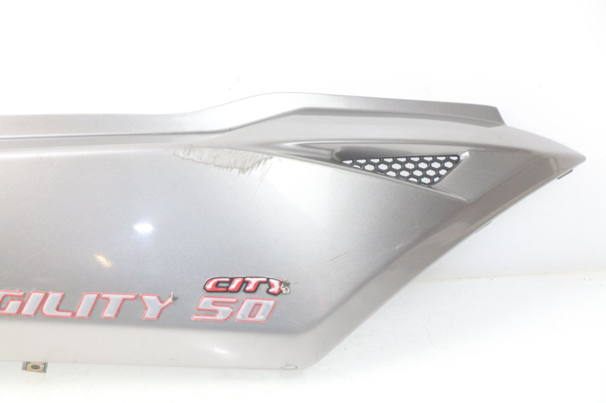 photo de LATERAL TRASEIRO DIREITO KYMCO AGILITY CITY 4T 50 (2008 - 2016) - Estado da superfície