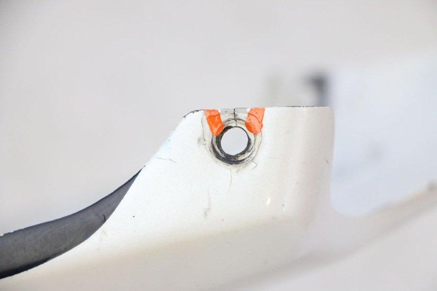 photo de LATERAL TRASEIRO DIREITO HONDA CBR RR FIREBLADE 900 (1992 - 1994) - Zoom do estado de desgaste