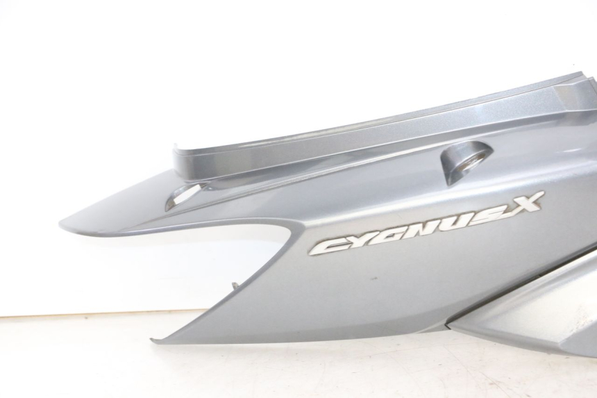 photo de LATERAL TRASEIRO DIREITO YAMAHA CYGNUS X INJECTION 125 (2007 - 2013) - Detalhes característicos