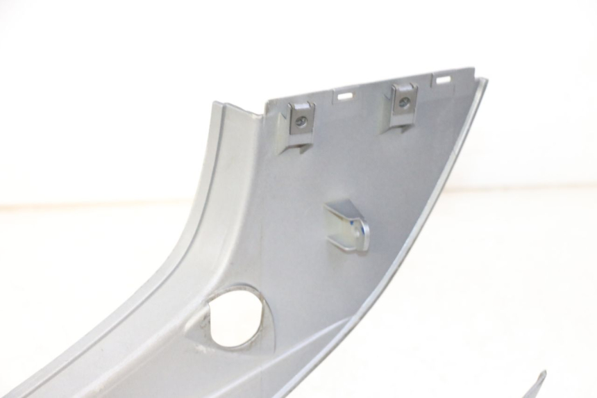 photo de LATERAL TRASEIRO DIREITO YAMAHA CYGNUS X INJECTION 125 (2007 - 2013) - Outro ângulo de visão