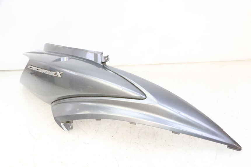 photo de LATERAL TRASEIRO DIREITO YAMAHA CYGNUS X INJECTION 125 (2007 - 2013) - Peça verificada