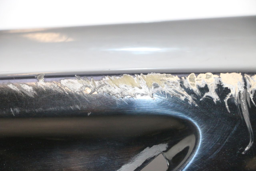 photo de FLANCO TRASEIRO DIREITO GILERA GP 800 (2007 - 2013) - Outro ângulo de visão