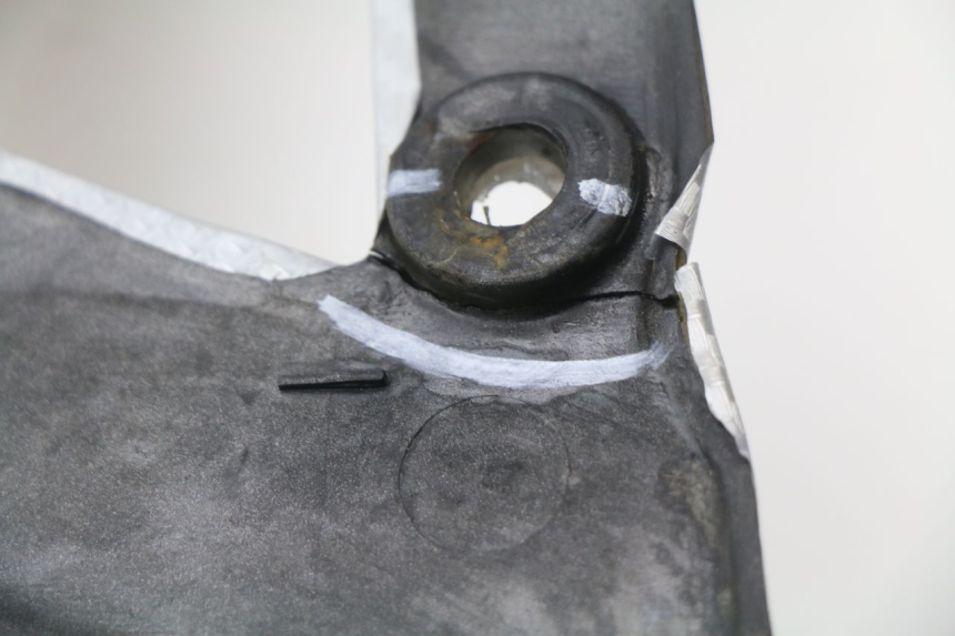 photo de LATERAL TRASEIRO DIREITO SUZUKI GSXF GSX F 600 (1988 - 1997) - Zoom do estado de desgaste