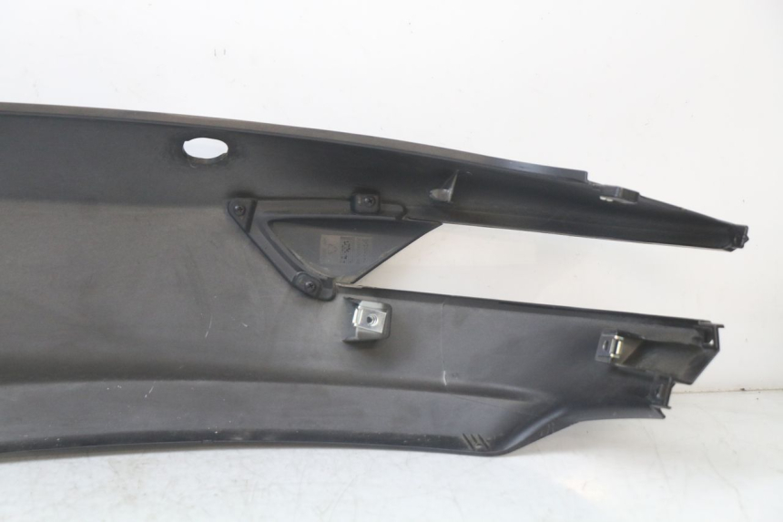photo de LATERAL TRASEIRO DIREITO PIAGGIO MP3 HPE 350 (2018 - 2020) - Marcações e referências