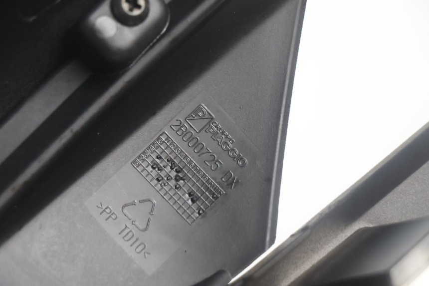 photo de LATERAL TRASEIRO DIREITO PIAGGIO MP3 500 (2016 - 2018) - Vista de perto