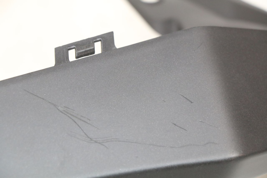 photo de LATERAL TRASEIRO DIREITO YAMAHA MT ABS 125 (2014 - 2018) - Zoom do estado de desgaste