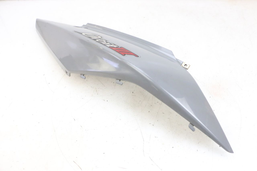 photo de LATERAL TRASEIRO DIREITO SYM ORBIT III 3 4T 50 (2021 - 2025) - Estado da superfície