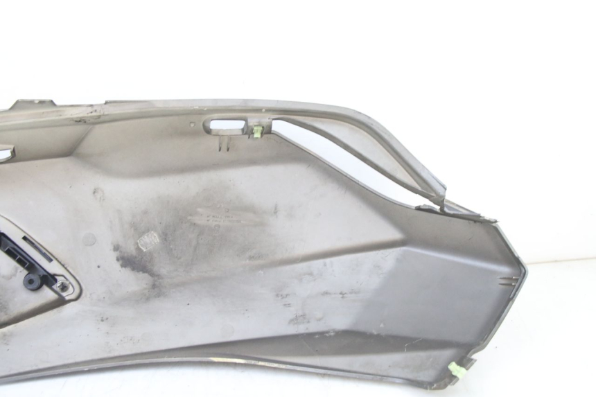 photo de LATERAL TRASEIRO DIREITO PEUGEOT SATELIS 125 (2013 - 2018) - Detalhes característicos