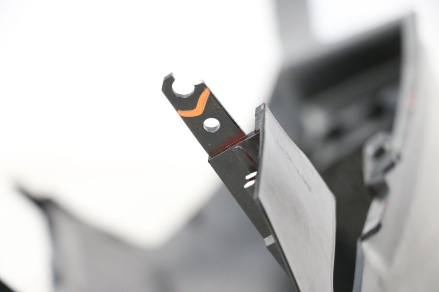 photo de LATERAL TRASEIRO DIREITO PEUGEOT SPEEDFIGHT 3 LC 2T 50 (2009 - 2015) - Detalhes característicos
