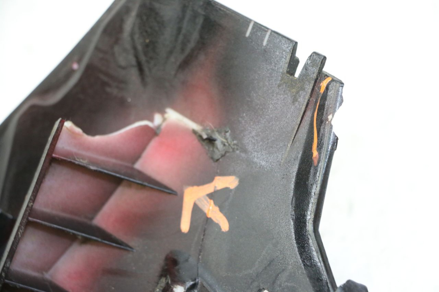 photo de LATERAL TRASEIRO DIREITO PEUGEOT SPEEDFIGHT 3 LC 2T 50 (2009 - 2015) - Zoom do estado de desgaste