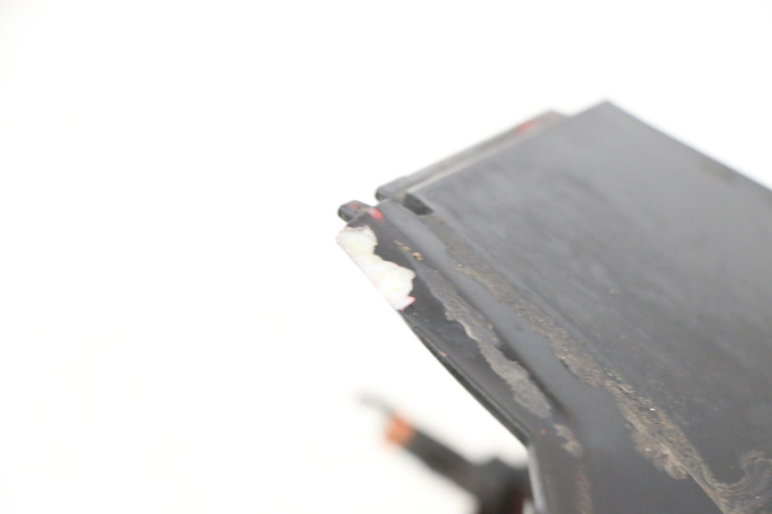 photo de LATERAL TRASEIRO DIREITO PEUGEOT SPEEDFIGHT 3 LC 2T 50 (2009 - 2015) - Outro ângulo de visão