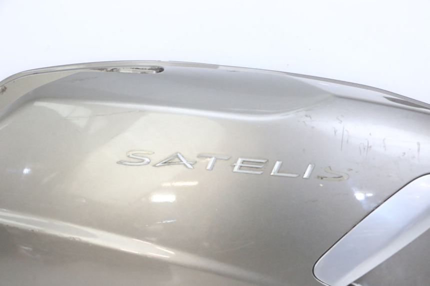 photo de LATERAL TRASEIRO DIREITO PEUGEOT SATELIS 125 (2013 - 2018) - Detalhes característicos