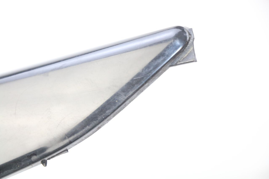 photo de LATERAL TRASEIRO DIREITO SUZUKI SIXTEEN 125 (2008 - 2010) - Outro ângulo de visão