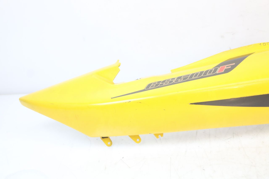 photo de LATERAL TRASEIRO DIREITO SUZUKI GS F 500 (2004 - 2007) - Detalhe da peça