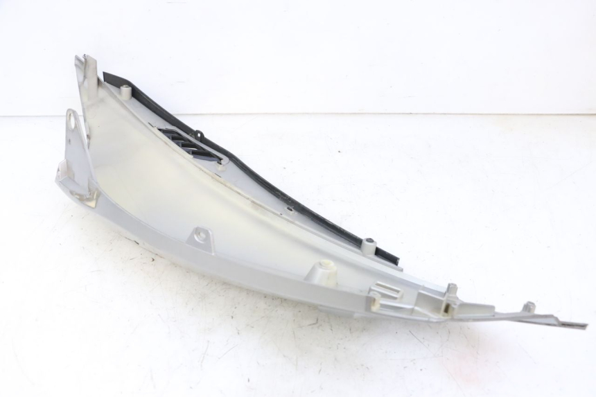 photo de LATERAL TRASEIRO DIREITO APRILIA SXR 50 (2021 - 2023) - Detalhe da peça