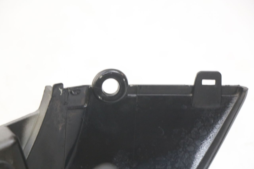 photo de LATERAL TRASEIRO DIREITO SYM WOLF SB 125 (2011 - 2018) - Detalhe da peça