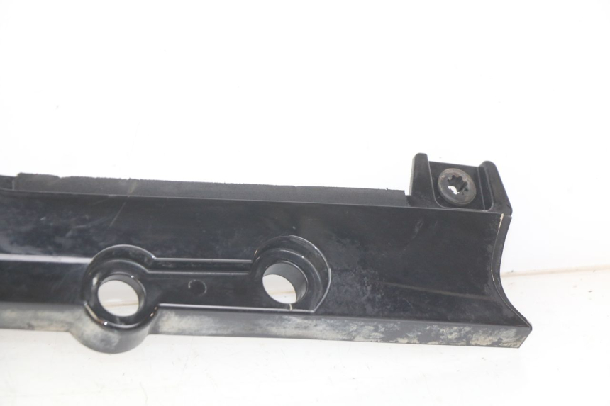 photo de LATERAL TRASEIRO DIREITO SYM WOLF SB 125 (2011 - 2018) - Detalhes característicos