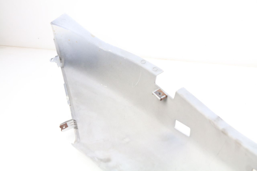 photo de LATERAL TRASEIRO DIREITO YAMAHA XMAX X-MAX 125 (2006 - 2009) - Detalhe da peça