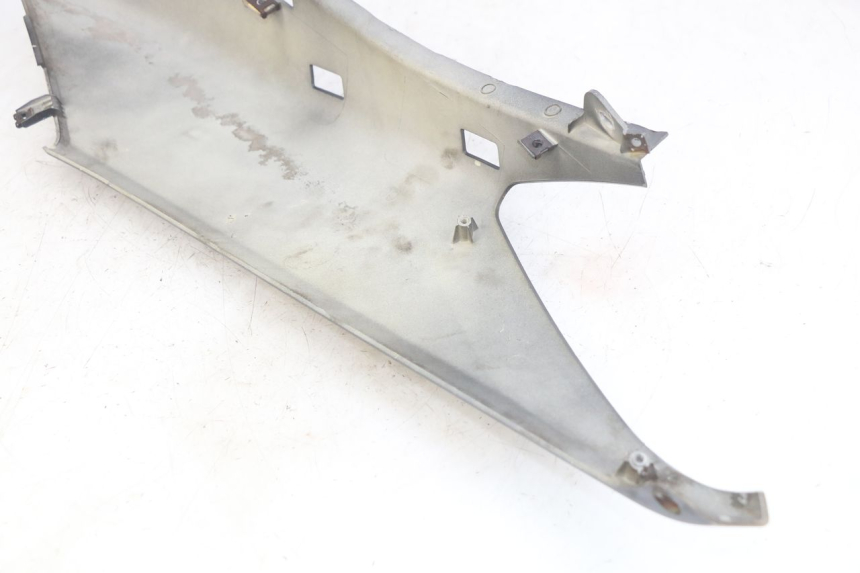 photo de LATERAL TRASEIRO DIREITO YAMAHA XMAX X-MAX 125 (2006 - 2009) - Zoom do estado de desgaste