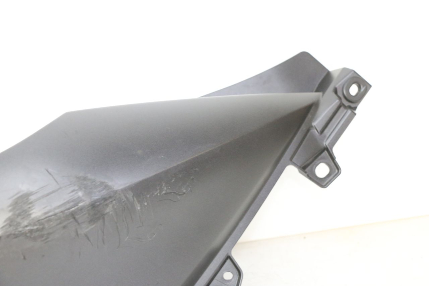 photo de LATERAL TRASEIRO DIREITO YAMAHA XMAX X-MAX 125 (2021 - 2025) - Detalhes característicos