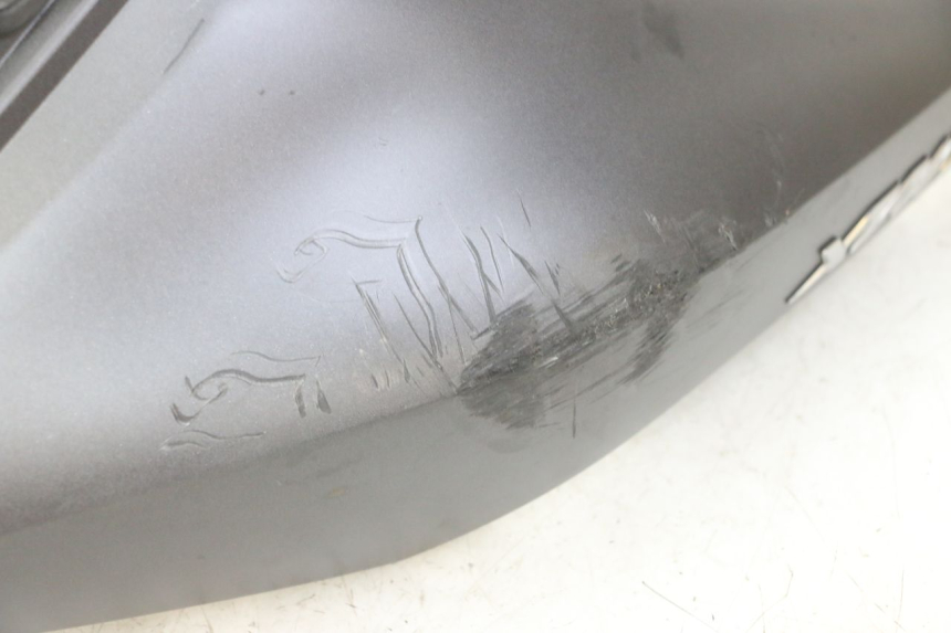 photo de LATERAL TRASEIRO DIREITO YAMAHA XMAX X-MAX 125 (2021 - 2025) - Zoom do estado de desgaste
