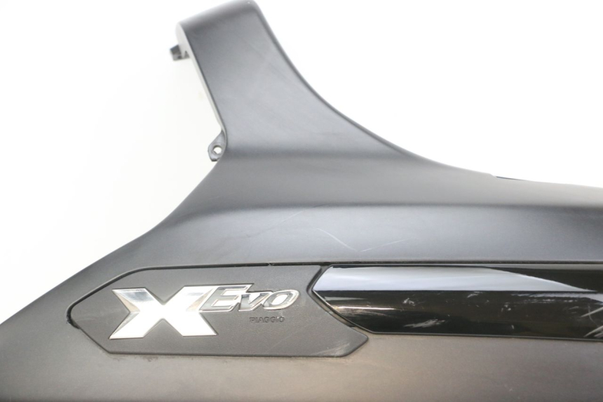 photo de LATERAL TRASEIRO DIREITO PIAGGIO XEVO - X EVO 125 (2007 - 2017) - Detalhes característicos