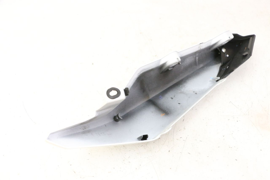 photo de LATERAL TRASEIRO DIREITO YAMAHA XJ6 ABS 600 (2008 - 2016) - Pontos de fixação