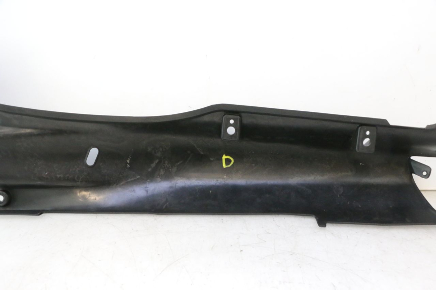 photo de LADO TRASEIRO DIREITO KAWASAKI ZZR 600 (1995 - 2004) - Detalhes característicos