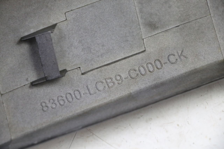 photo de LATERAL TRASEIRO ESQUERDO KYMCO AGILITY 4T 50 (2005 - 2018) - Detalhes característicos