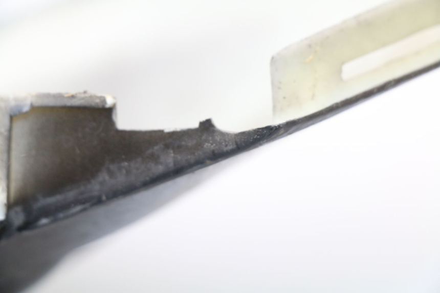 photo de LATERAL TRASEIRO ESQUERDO JONWAY AZTRAL 125 (2008 - 2017) - Detalhe da peça