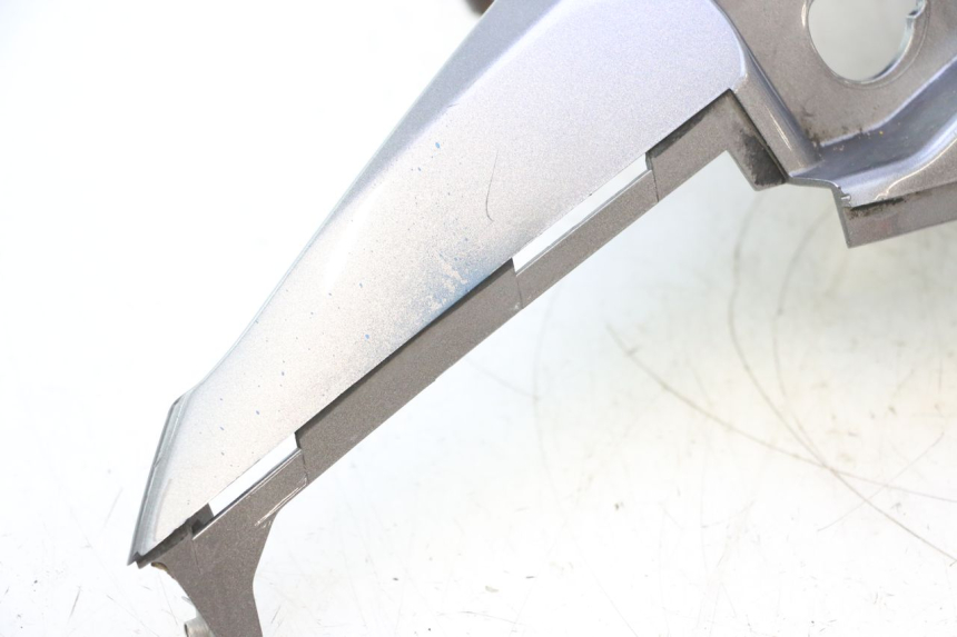 photo de LATERAL TRASEIRO ESQUERDO SUZUKI BURGMAN 125 (2007 - 2014) - Detalhes característicos