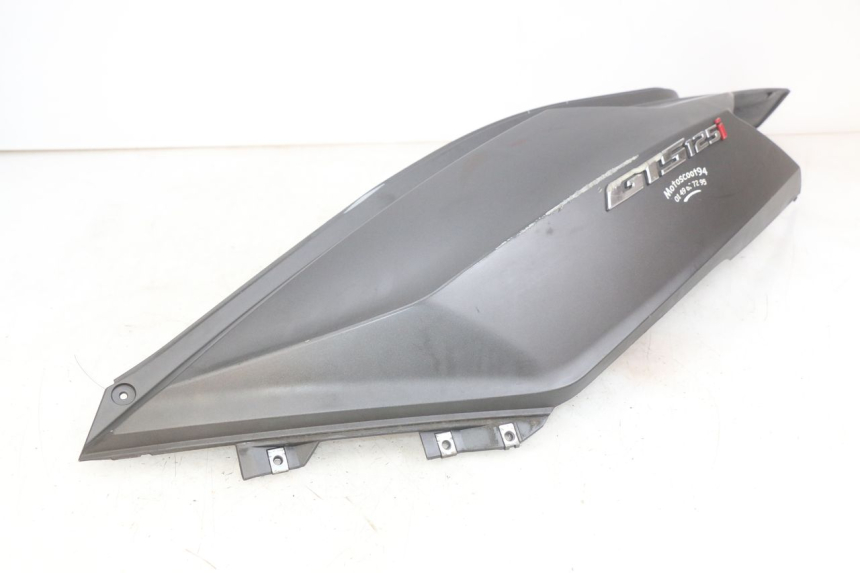 photo de LATERAL TRASEIRO ESQUERDO SYM GTS EFI 125 (2012 - 2016) - Detalhe da peça