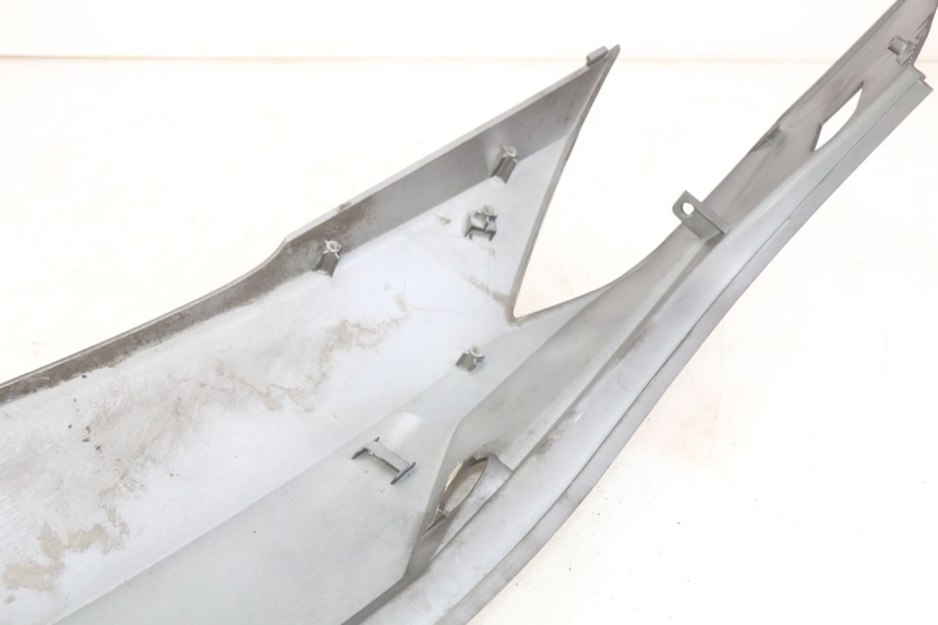 photo de LATERAL TRASEIRO ESQUERDO SYM GTS EFI 125 (2012 - 2016) - Pontos de fixação