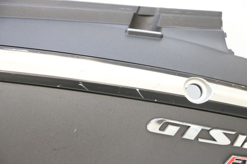 photo de LATERAL TRASEIRO ESQUERDO SYM GTS EVO 125 (2009 - 2013) - Pontos de fixação