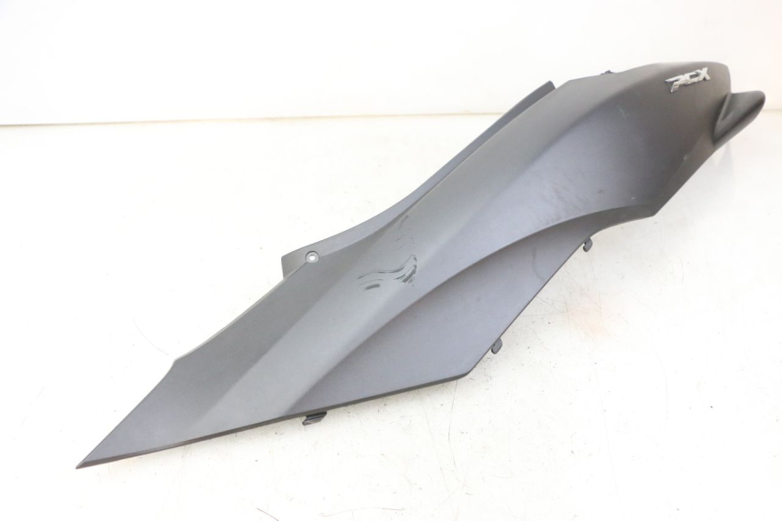 photo de LATERAL TRASEIRO ESQUERDO HONDA PCX (JF57/JF64) 125 (2014 - 2018) - Detalhes característicos
