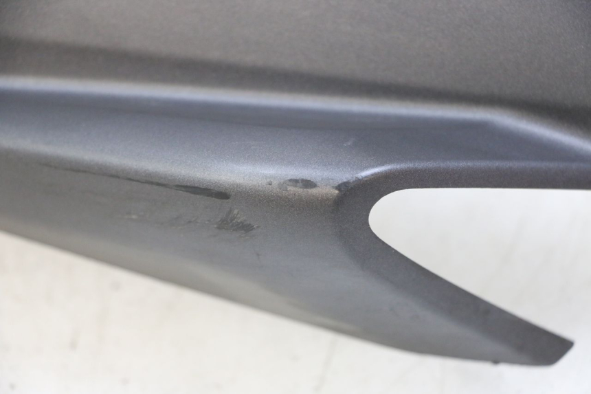 photo de LATERAL TRASEIRO ESQUERDO HONDA PCX (JF57/JF64) 125 (2014 - 2018) - Marcações e referências