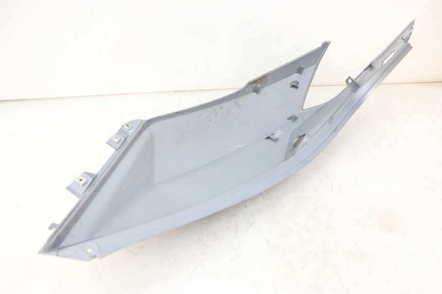 photo de LATERAL TRASEIRO ESQUERDO SYM JOYMAX 125 (2010 - 2017) - Detalhe da peça