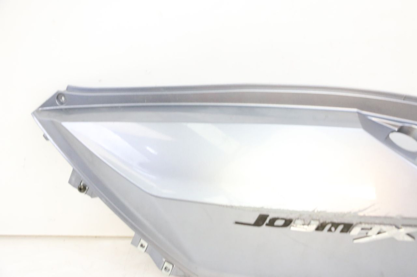 photo de LATERAL TRASEIRO ESQUERDO SYM JOYMAX 125 (2010 - 2017) - Marcações e referências