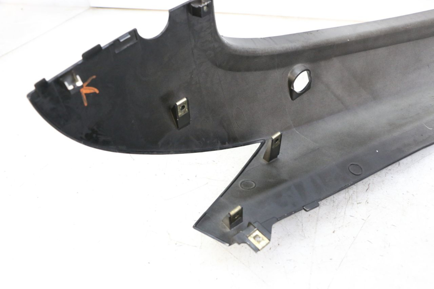 photo de LATERAL TRASEIRO ESQUERDO KYMCO PEOPLE S 125 (2000 - 2008) - Detalhe da peça