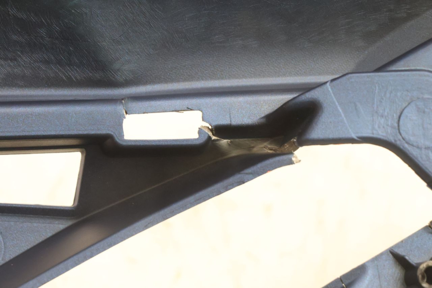 photo de LATERAL TRASEIRO ESQUERDO YAMAHA N-MAX NMAX 125 (2021 - 2024) - Detalhes característicos