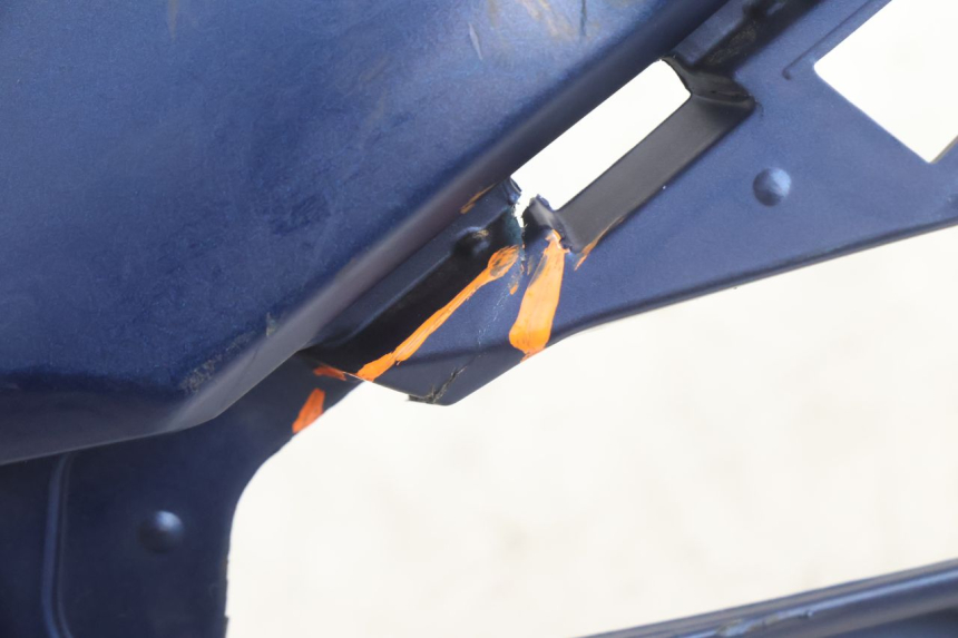photo de LATERAL TRASEIRO ESQUERDO YAMAHA N-MAX NMAX 125 (2021 - 2024) - Pontos de fixação