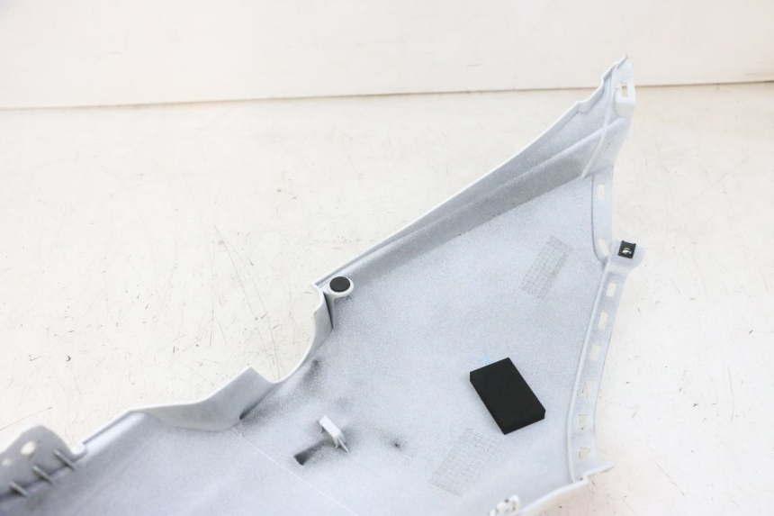photo de LATERAL TRASEIRO ESQUERDO YAMAHA NEO'S CORE 1 (2022 - 2026) - Detalhe da peça