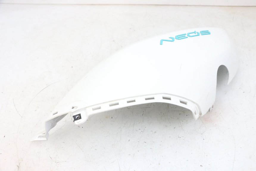 photo de LATERAL TRASEIRO ESQUERDO YAMAHA NEO'S CORE 1 (2022 - 2026) - Detalhes característicos