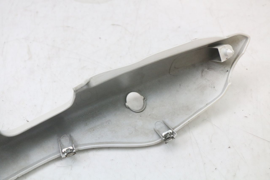 photo de LATERAL TRASEIRO ESQUERDO MOTO GUZZI NORGE 8V GT 1200 (2011 - 2016) - Estado da superfície